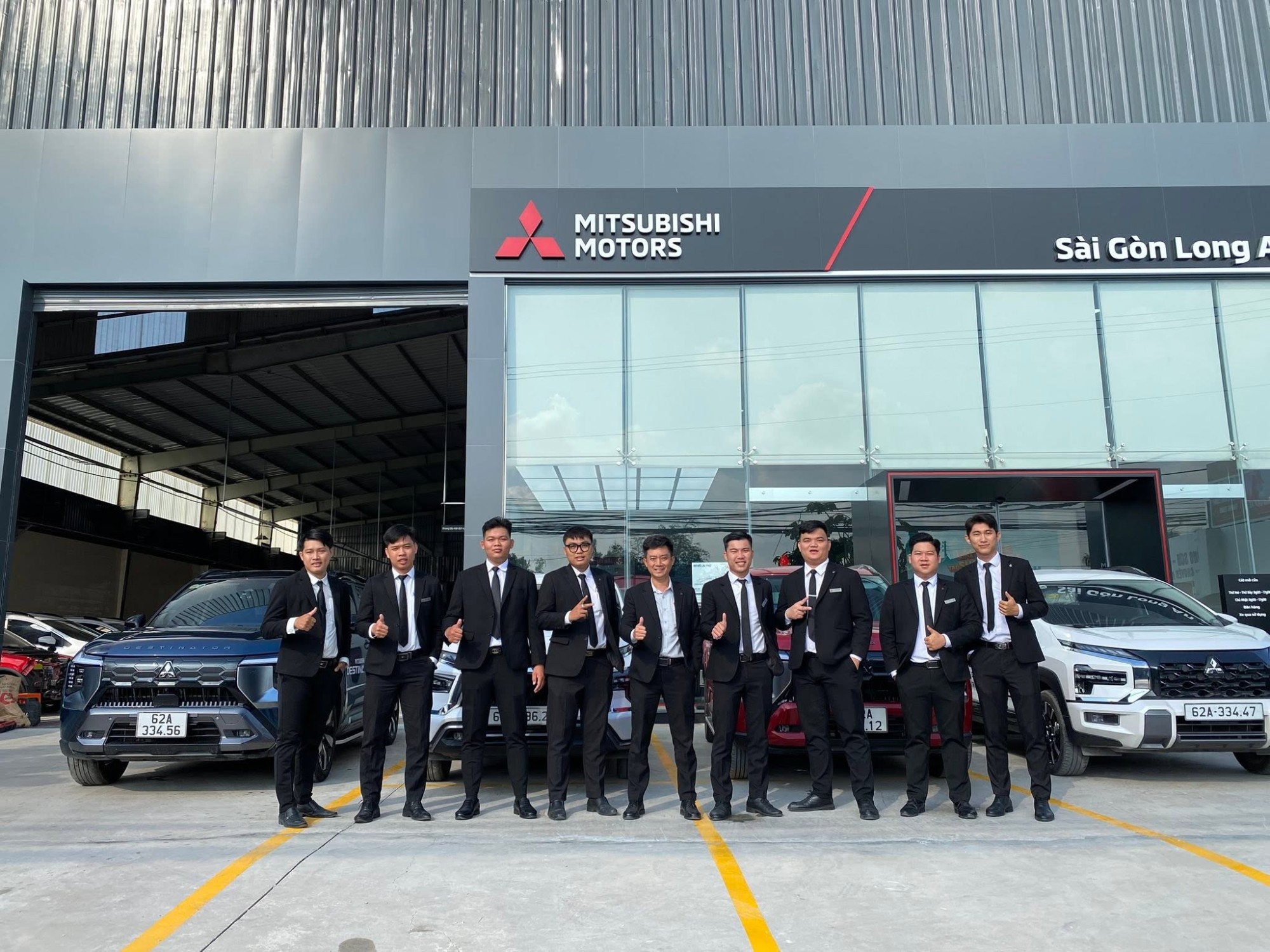 Đội ngữ nhân viên tại Mitsubishi Đức Hòa